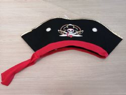 CHAPEAU DE PIRATE AVEC DU ROUGE